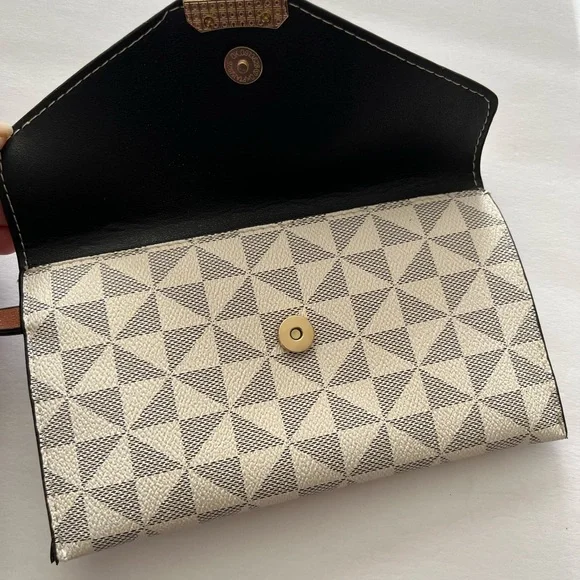 Fashion envelope wristlet - Picture 3 of 8